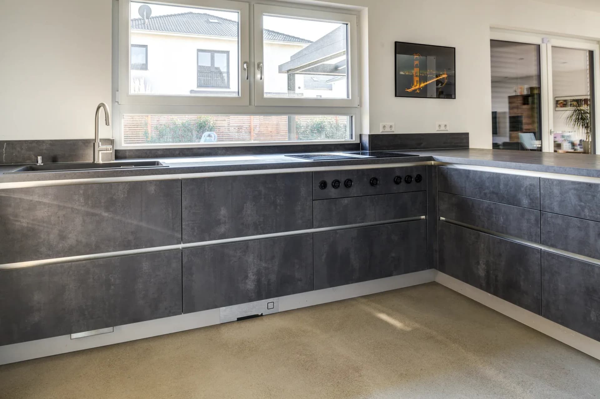 Hoher Küchenschrank in Altholz-Optik mit zwei eingebauten Miele-Backöfen