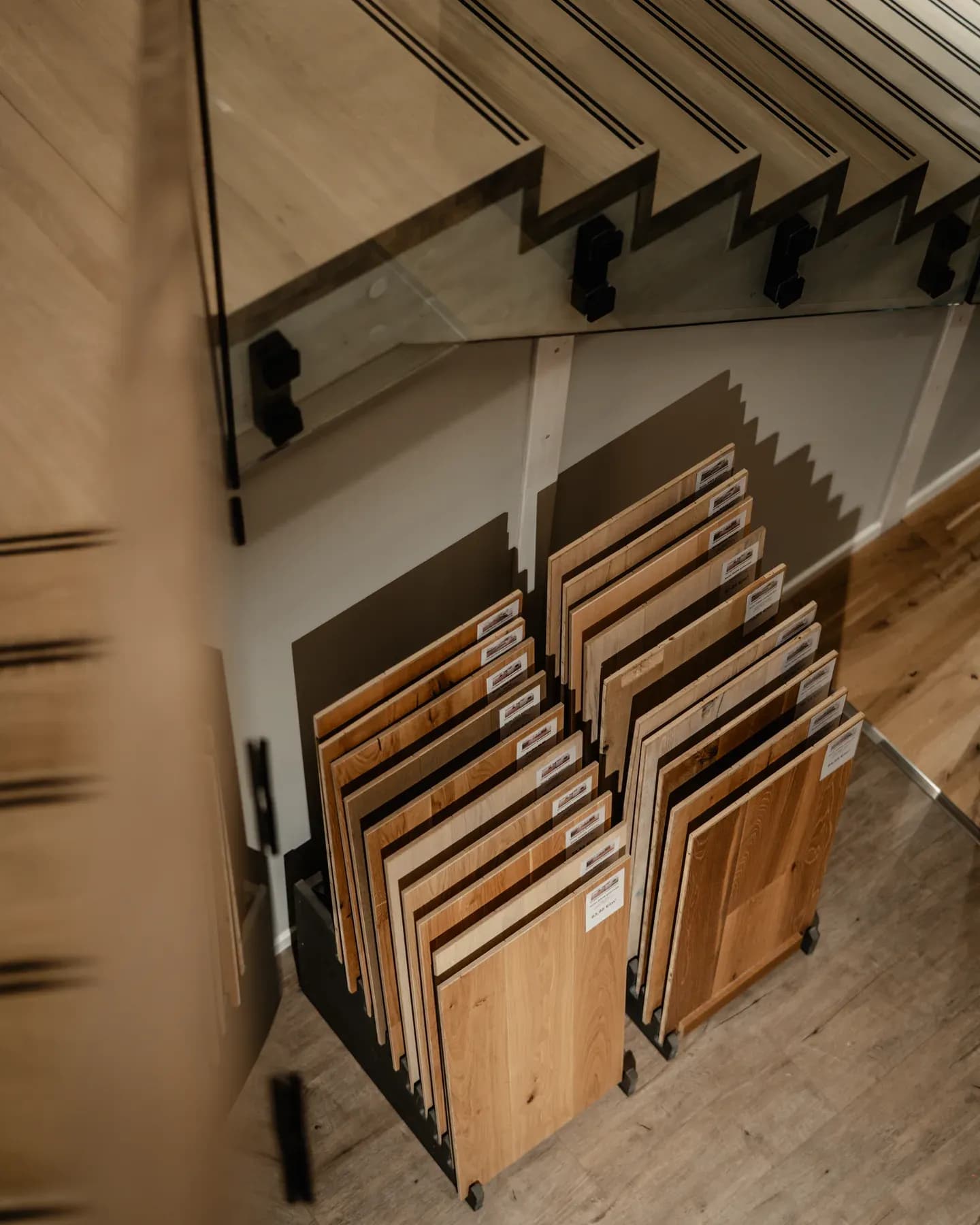Blick von der Treppe auf Bodenmuster in Eiche auf Rollwagen in der Frey-Ausstellung