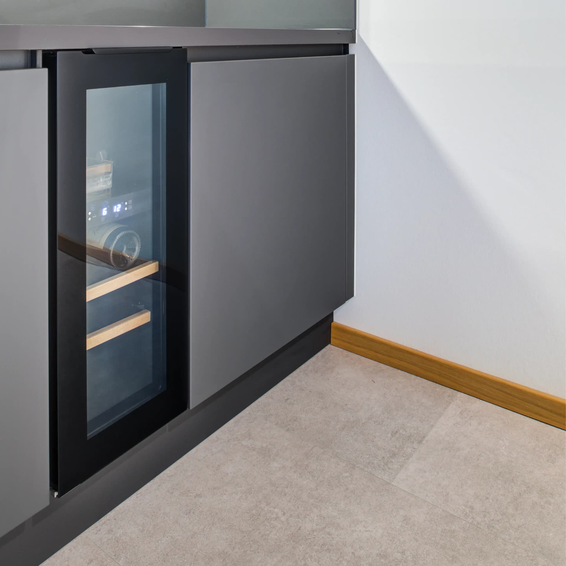 Weinkühlschrank mit Glastür im Unterschrank.