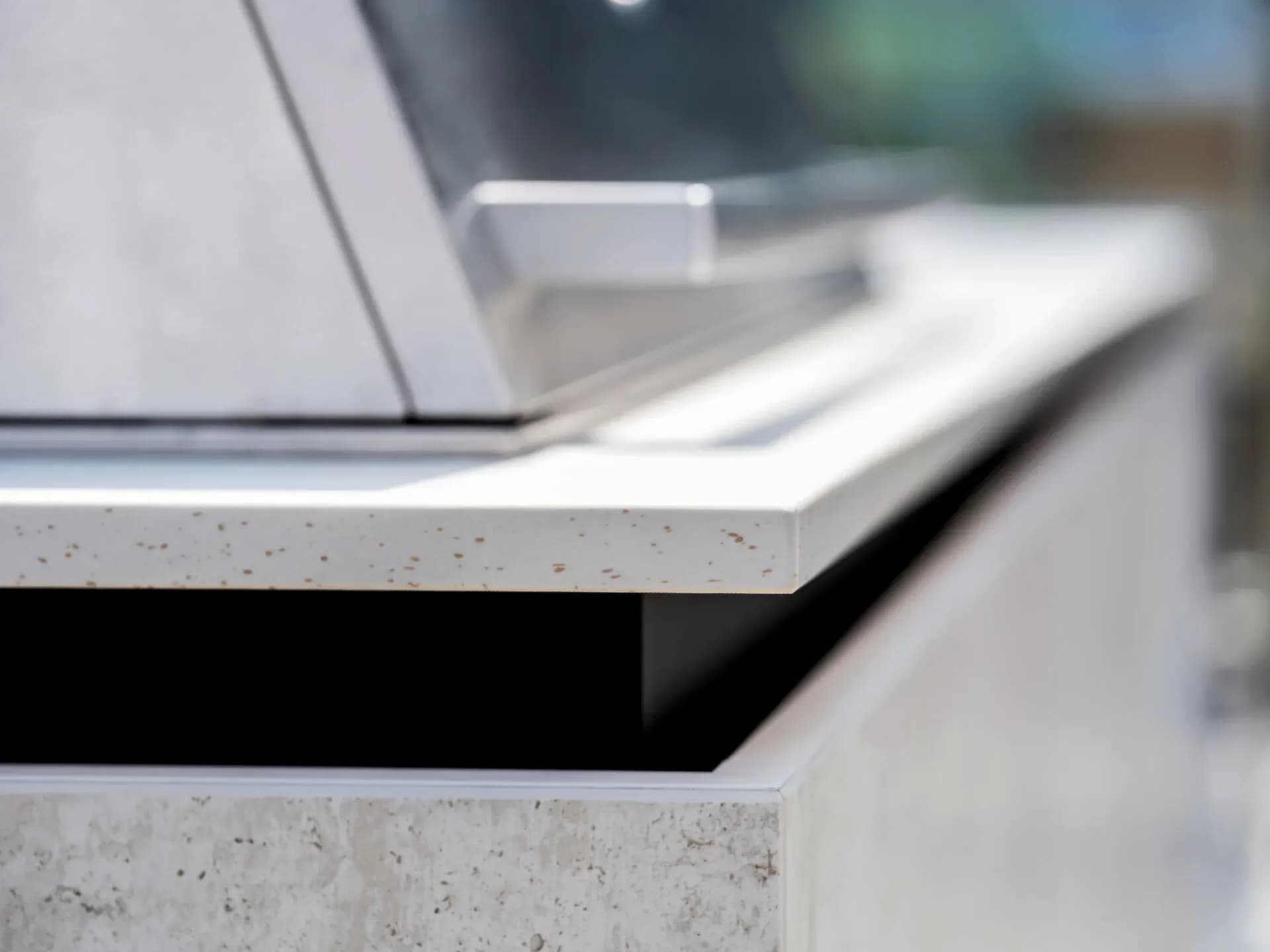 Nahaufnahme einer hellen BURN-Arbeitsplatte in Keramik-Optik mit charakteristischer Maserung