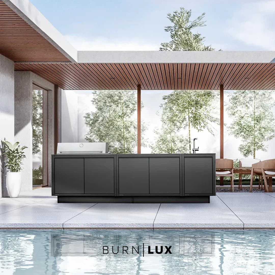 Dunkle BURN-LUX-Outdoor-Küche mit grifflosen Fronten und Edelstahlgrill an einem Pool unter einem Holzlamellendach