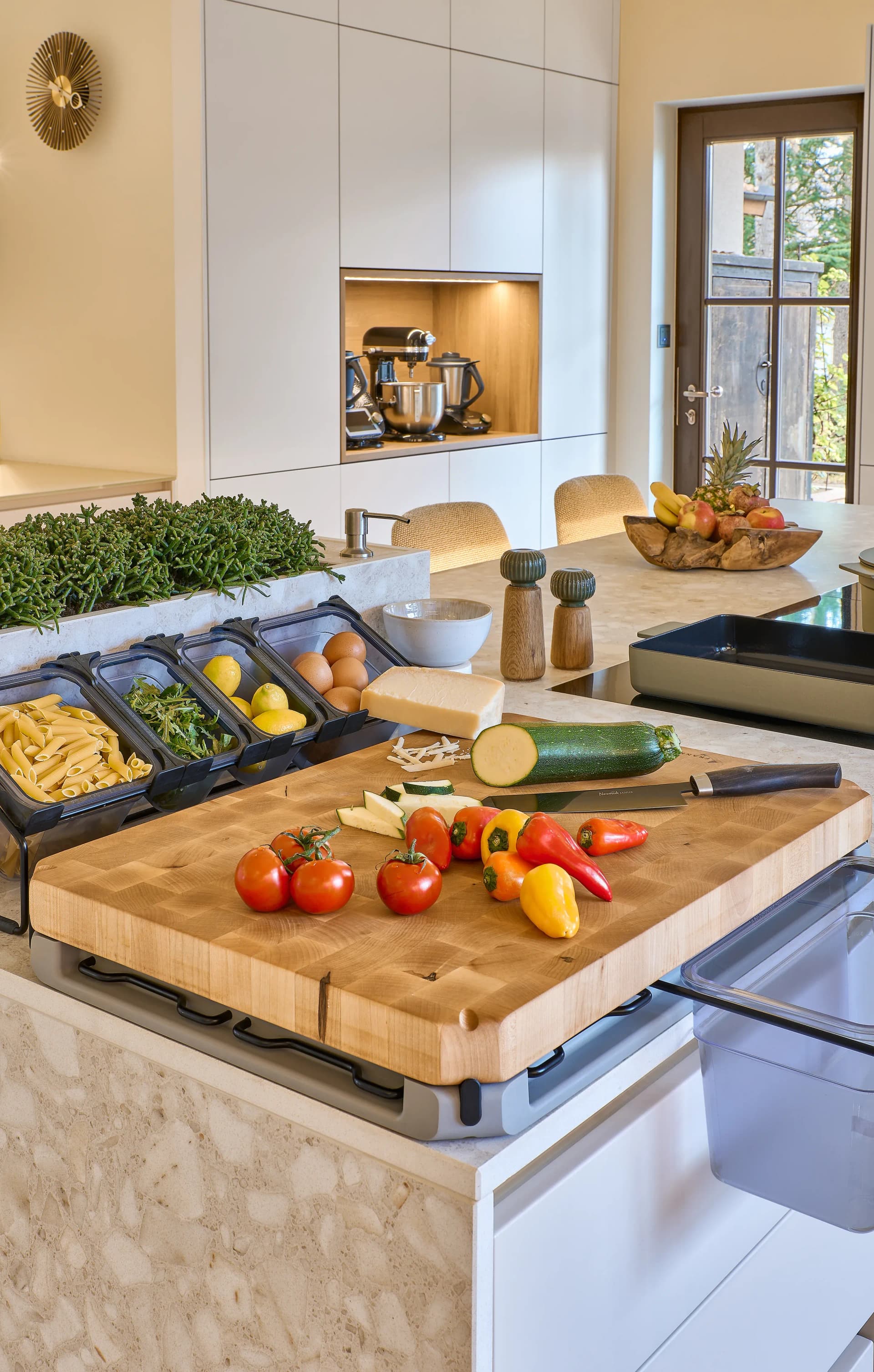 In die Kücheninsel eingelassener Butcher Block, dahinter der Pflanzkasten.