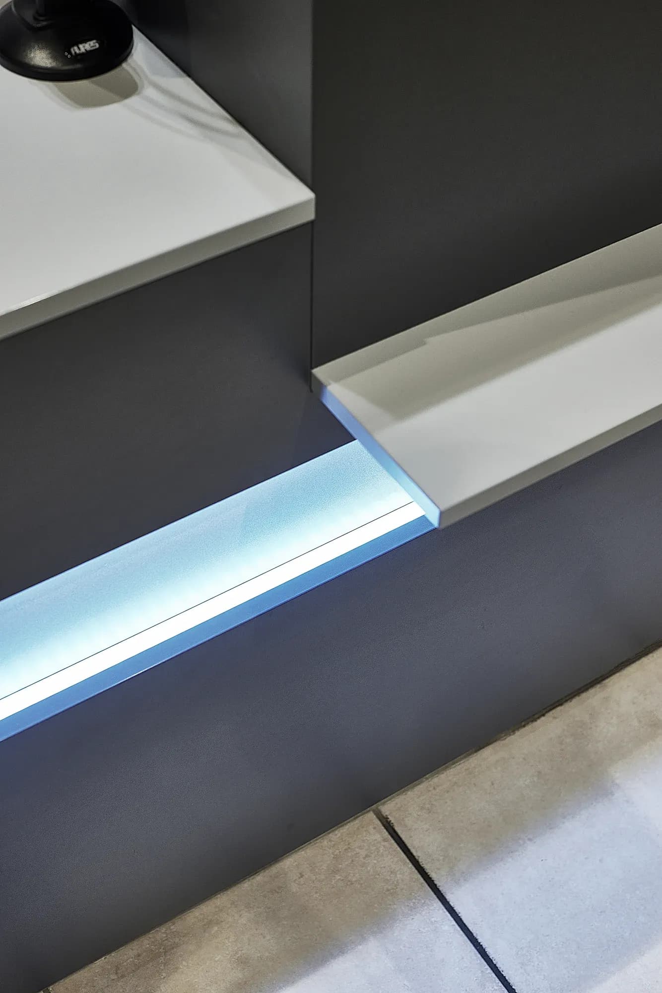 Detail der Schattenfuge im Tresen mit eingelassenem LED-Lichtband.