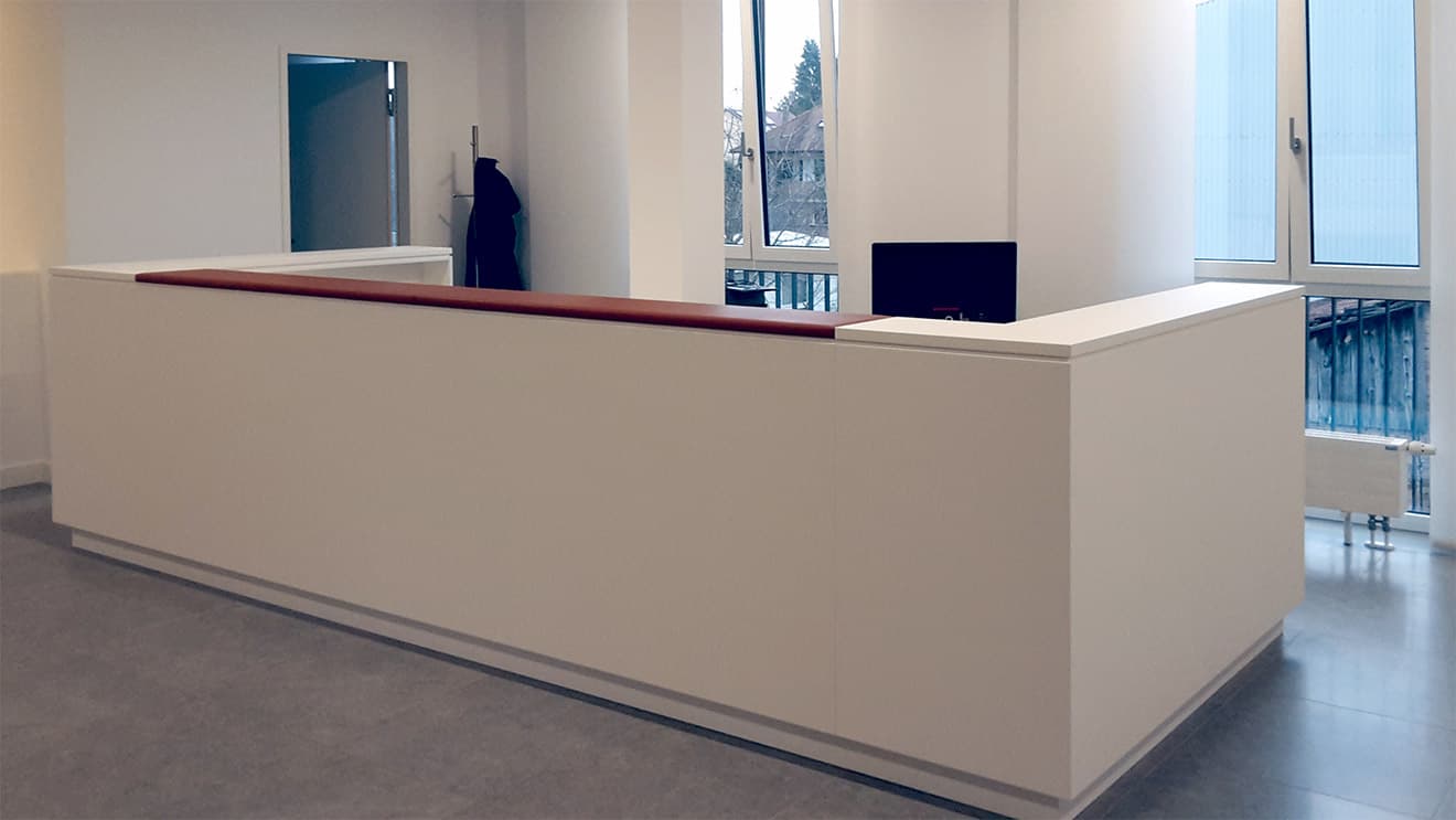 Repräsentativer Empfangstresen im Notariat.