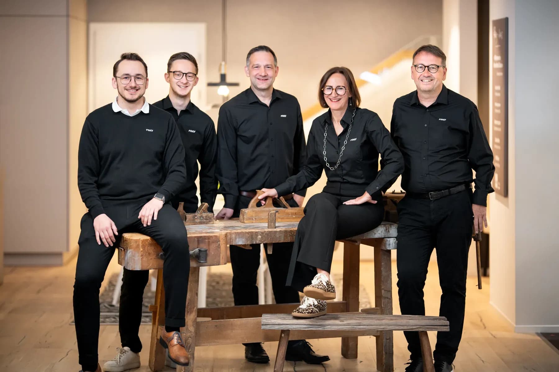 Die Familie Frey an einer historischen Hobelbank in der Ausstellung: Henrik, Rico, Jochen, Claudia und Dieter Frey