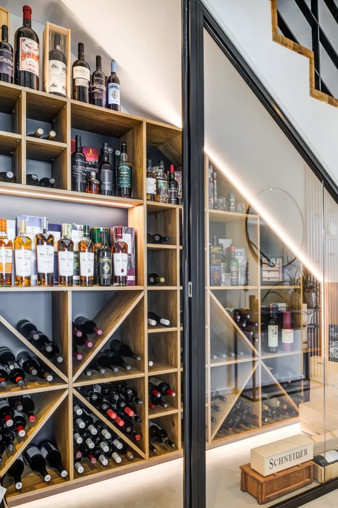 Wandhohes Weinregal aus Eiche mit indirekt beleuchteten Flaschenfächern