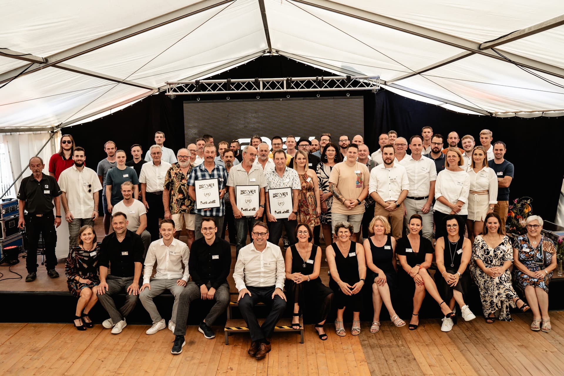 Das Frey-Team beim Jubiläumsfest 2023, versammelt für ein Gruppenfoto im Festzelt.