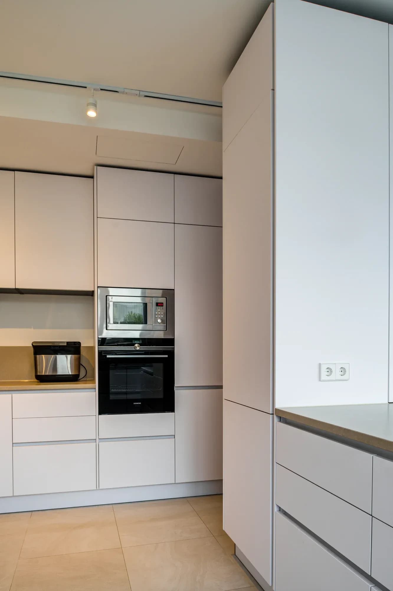 Hochschrankzeile in Weiß mit eingebautem Backofen und Mikrowelle