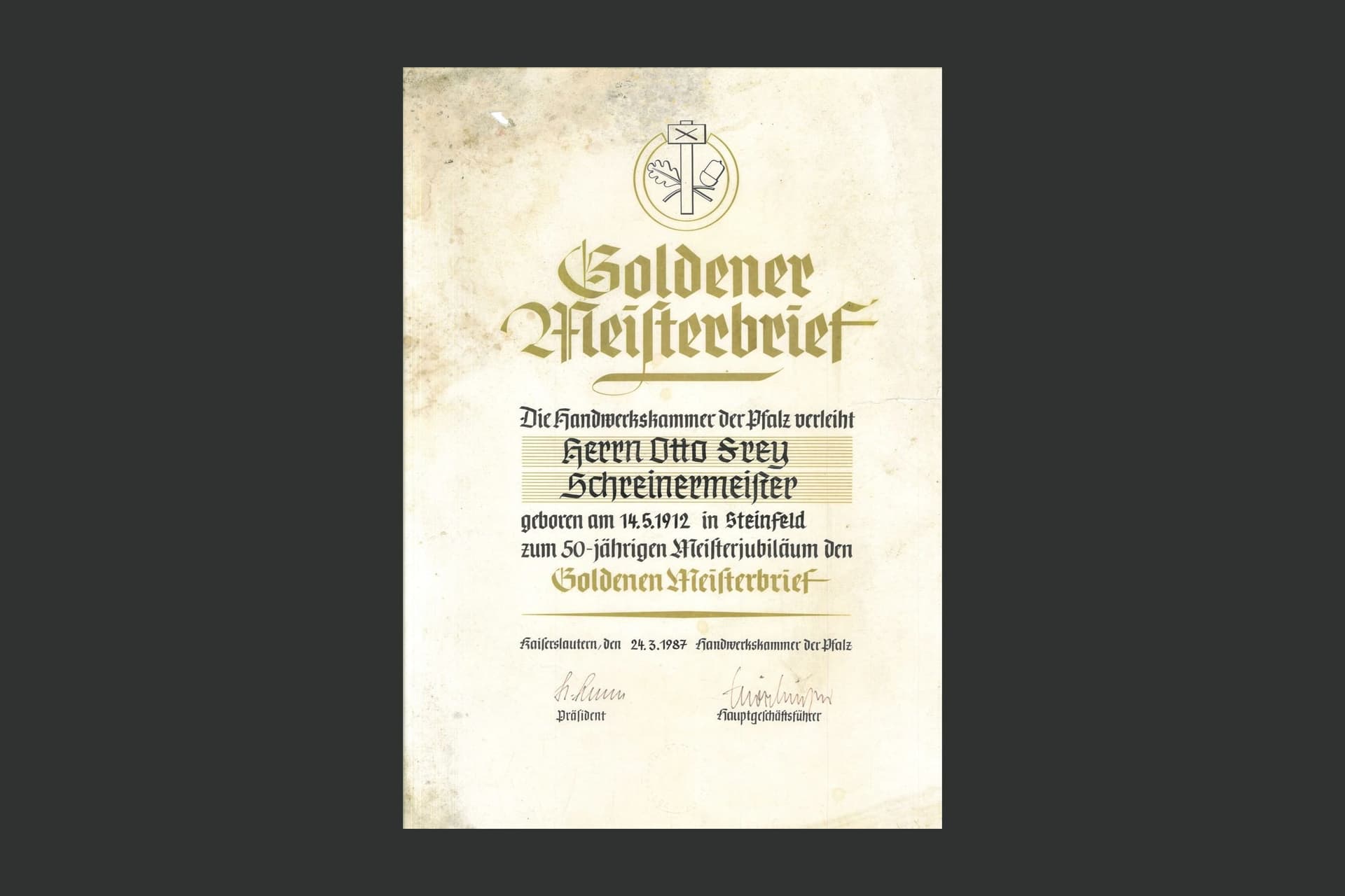 Goldener Meisterbrief für Otto Frey auf dunkler Fläche, verliehen fünfzig Jahre nach seiner Meisterprüfung von 1937.