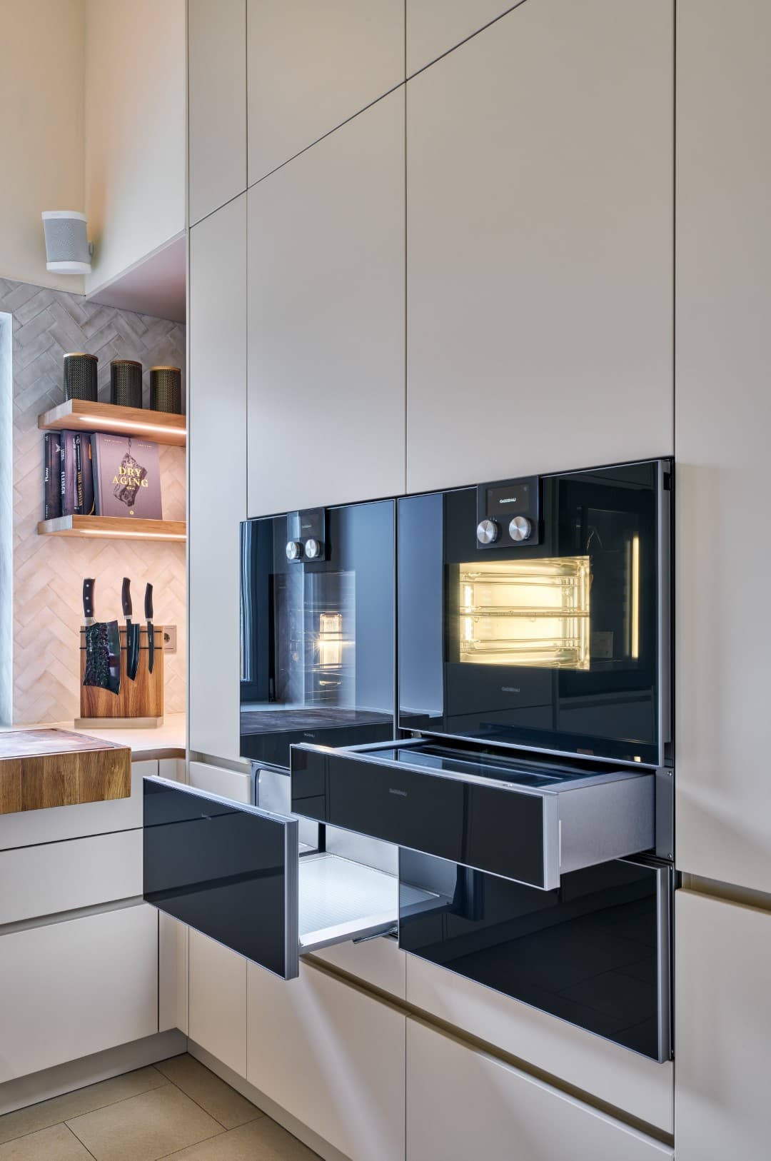 Moderne Gaggenau-Geräte in der Küche, inklusive Dampfbackofen und Wärmeschubladen