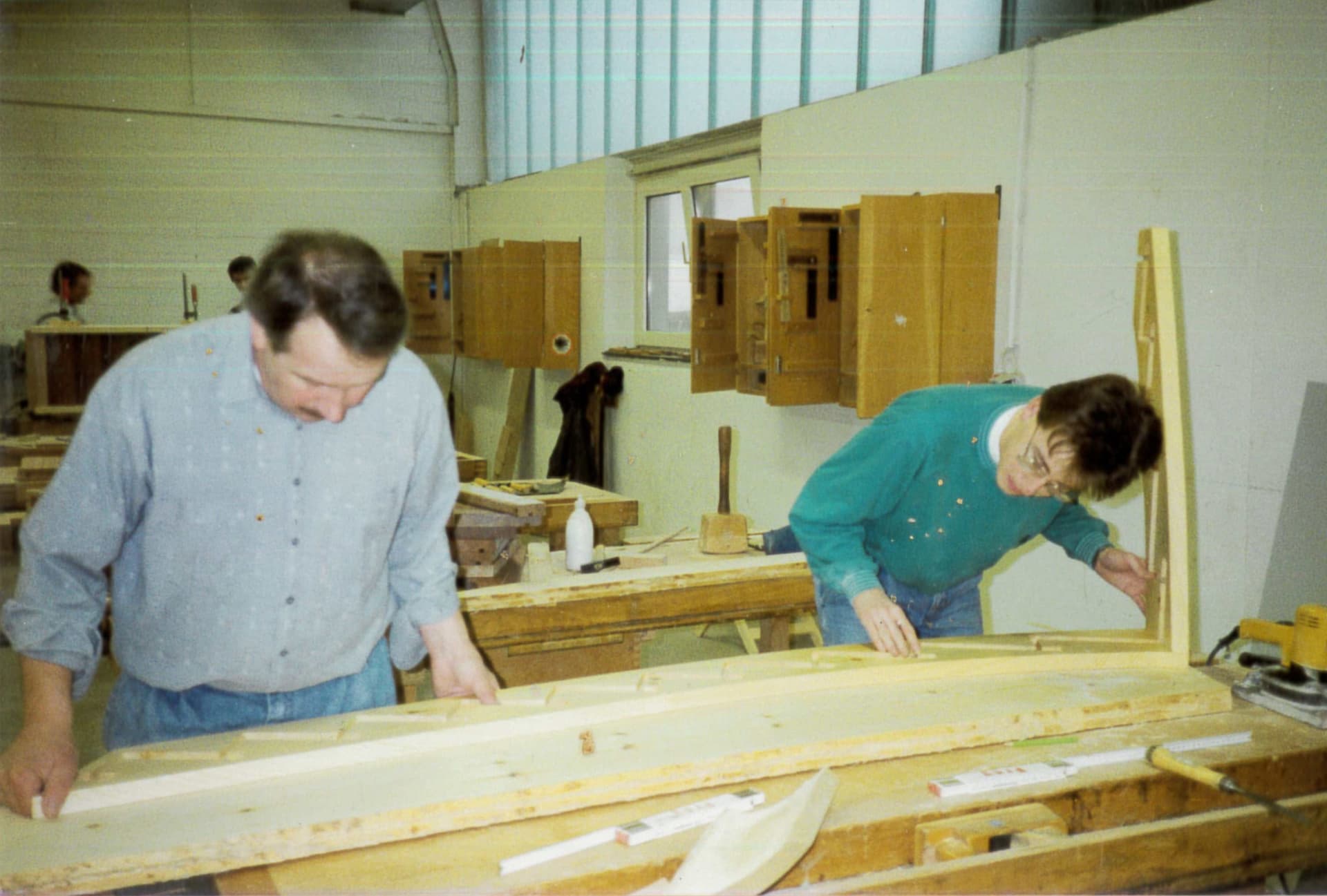Peter und Dieter Frey im Januar 1989 bei einem Treppenbaukurs, gemeinsam an einer gebogenen Treppenwange auf der Werkbank.