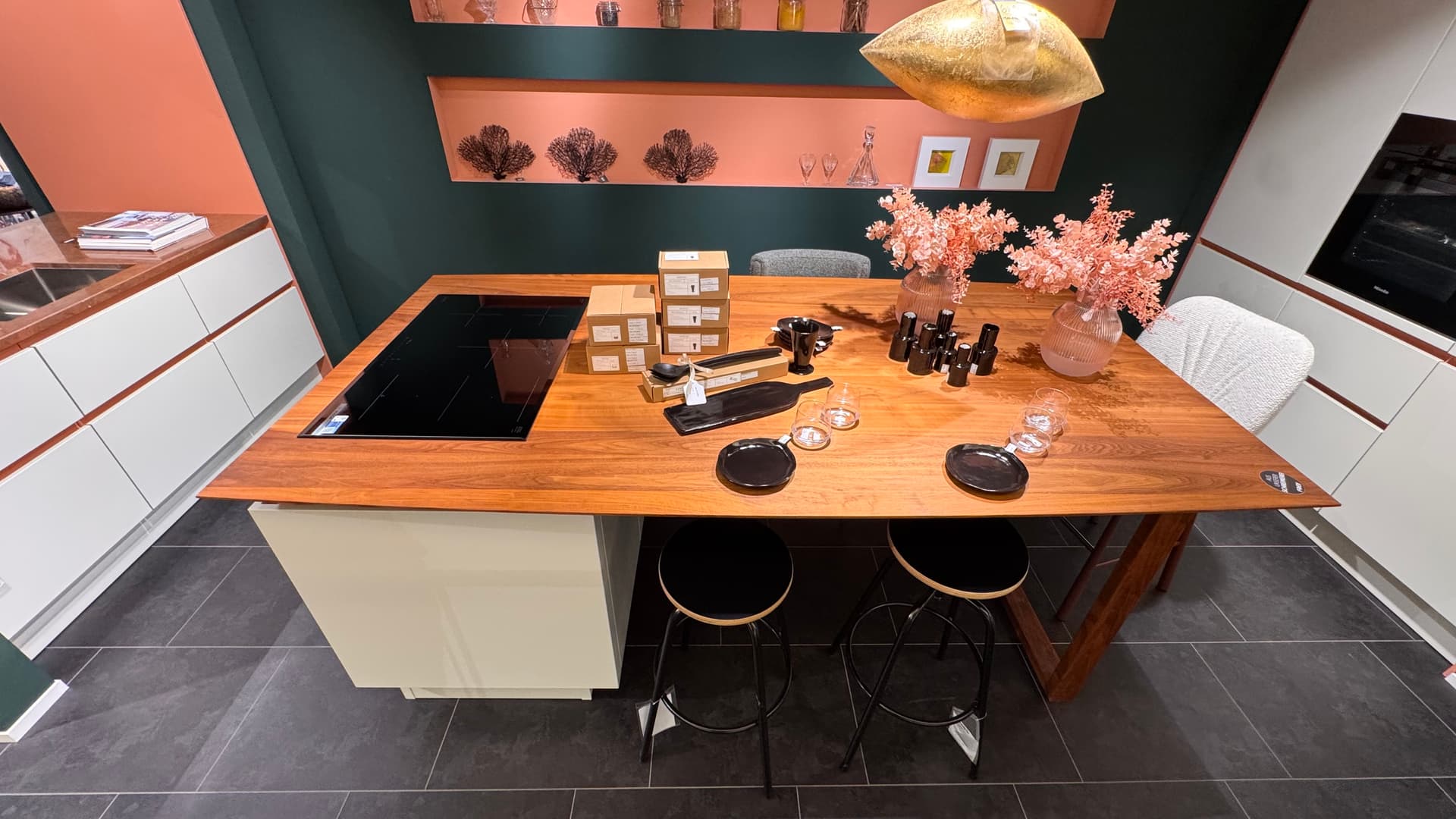 LEICHT Classic-FS mit Le Corbusier Farbe und maßgefertigter Massivholz-Insel (Ohne Geräte) — Ausstellungsküche bei Frey in Kandel
