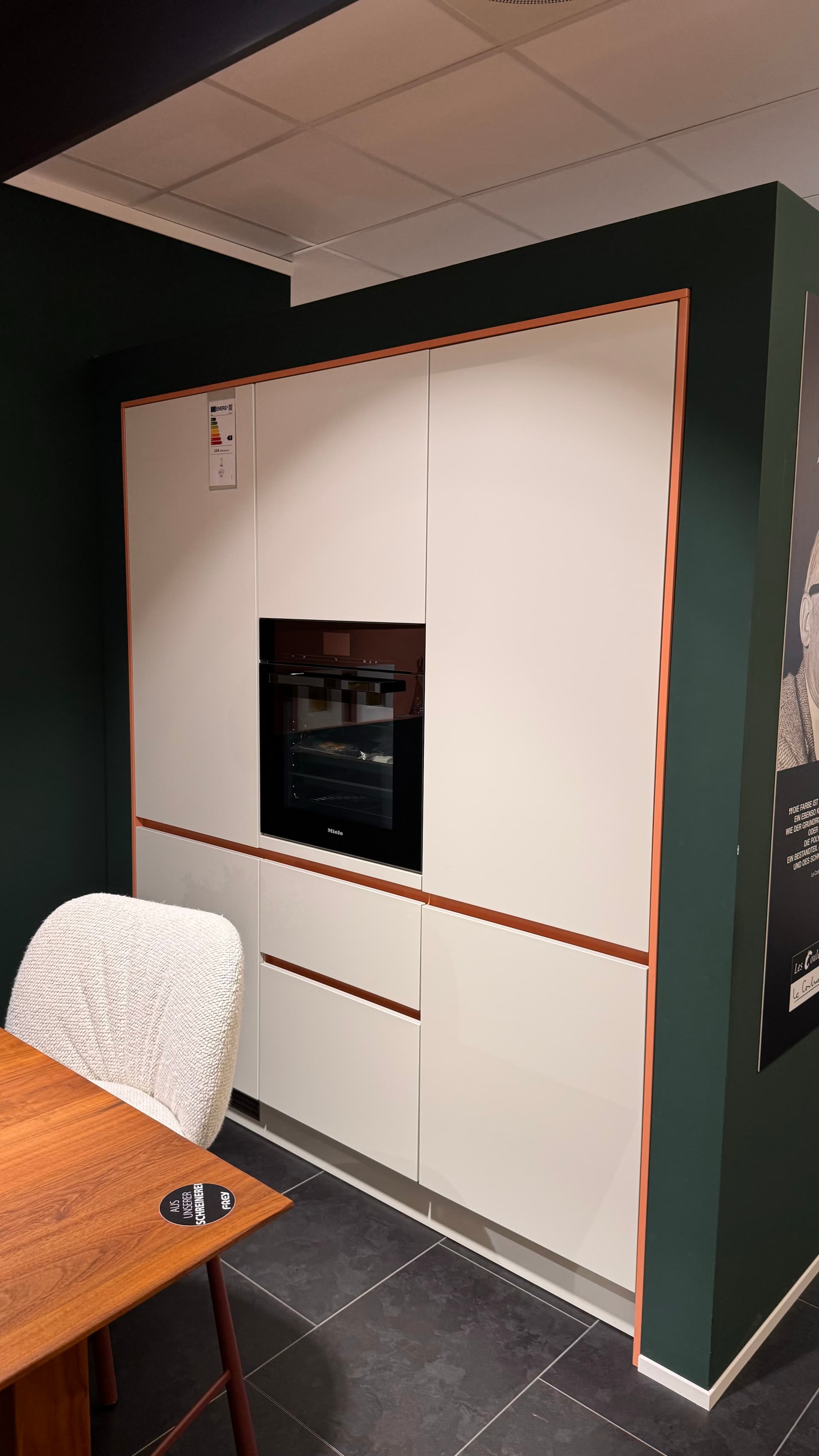 LEICHT Classic-FS mit Le Corbusier Farbe und maßgefertigter Massivholz-Insel (Ohne Geräte) — Ansicht 4