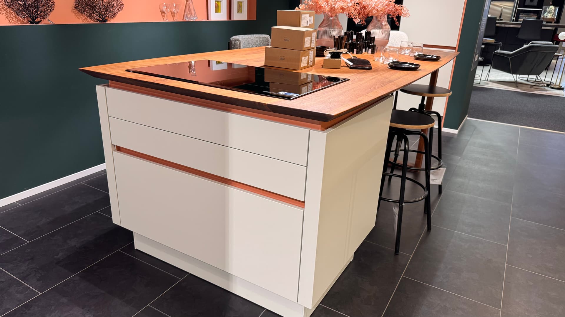 LEICHT Classic-FS mit Le Corbusier Farbe und maßgefertigter Massivholz-Insel (Ohne Geräte) — Ansicht 5