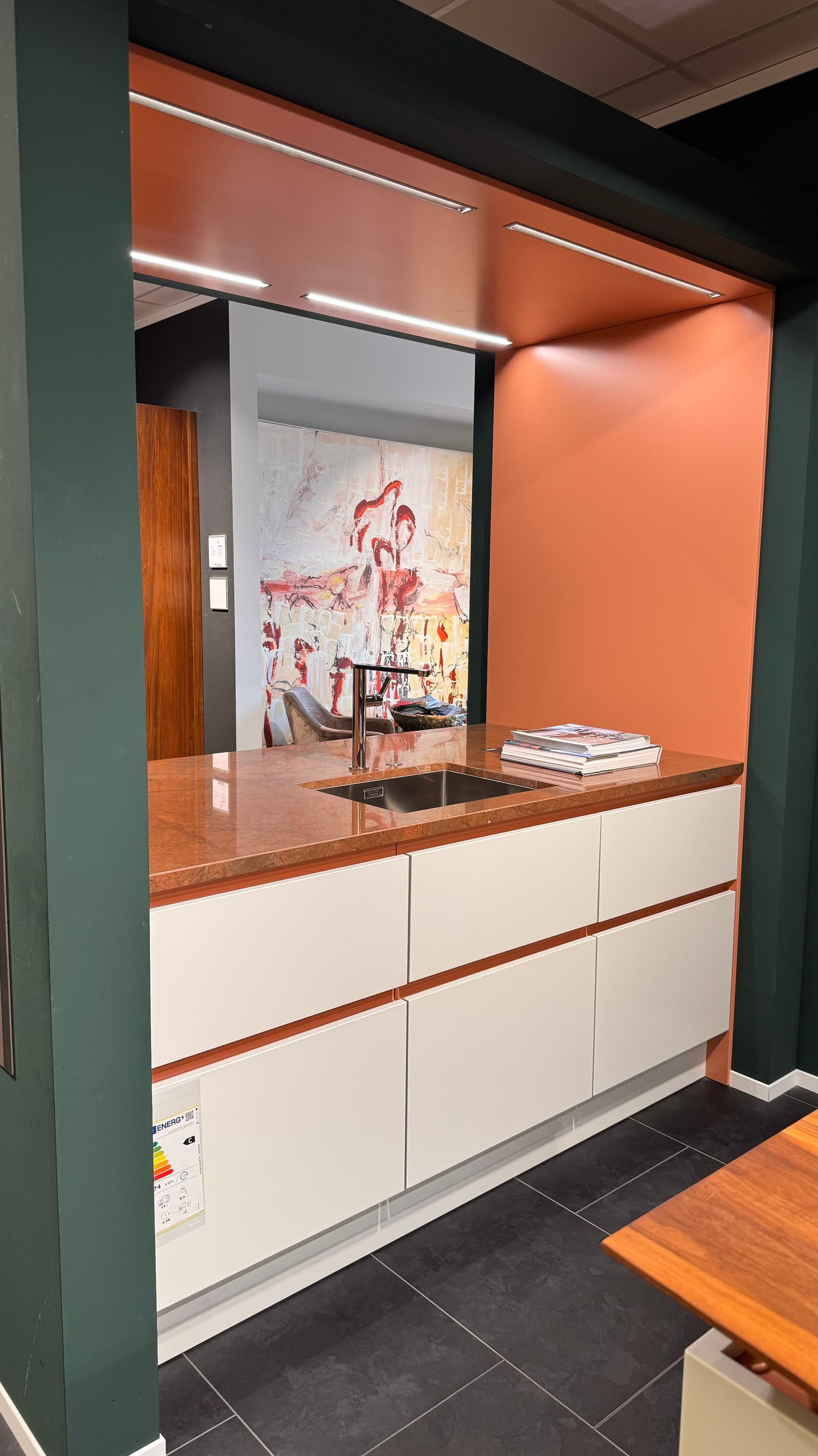 LEICHT Classic-FS mit Le Corbusier Farbe und maßgefertigter Massivholz-Insel (Ohne Geräte) — Ansicht 3