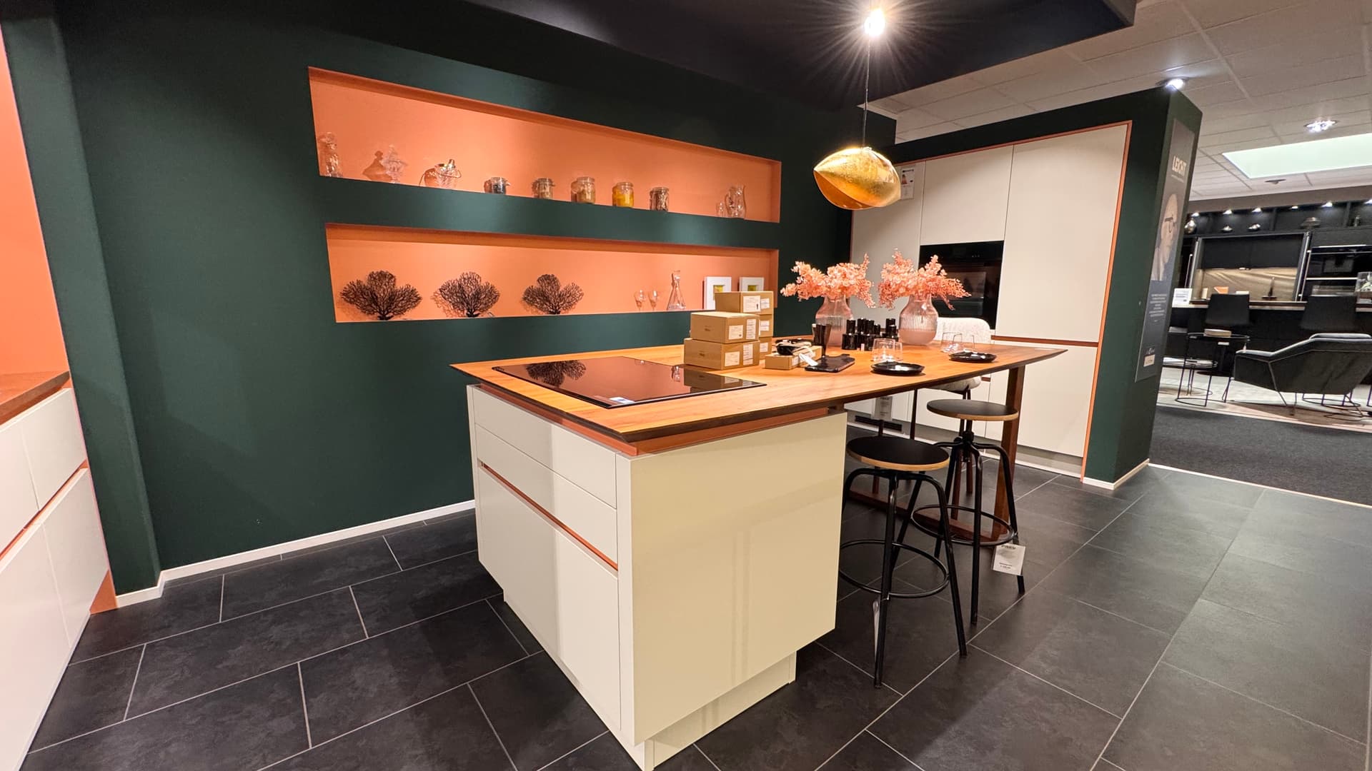 LEICHT Classic-FS mit Le Corbusier Farbe und maßgefertigter Massivholz-Insel (Ohne Geräte) — Ansicht 8