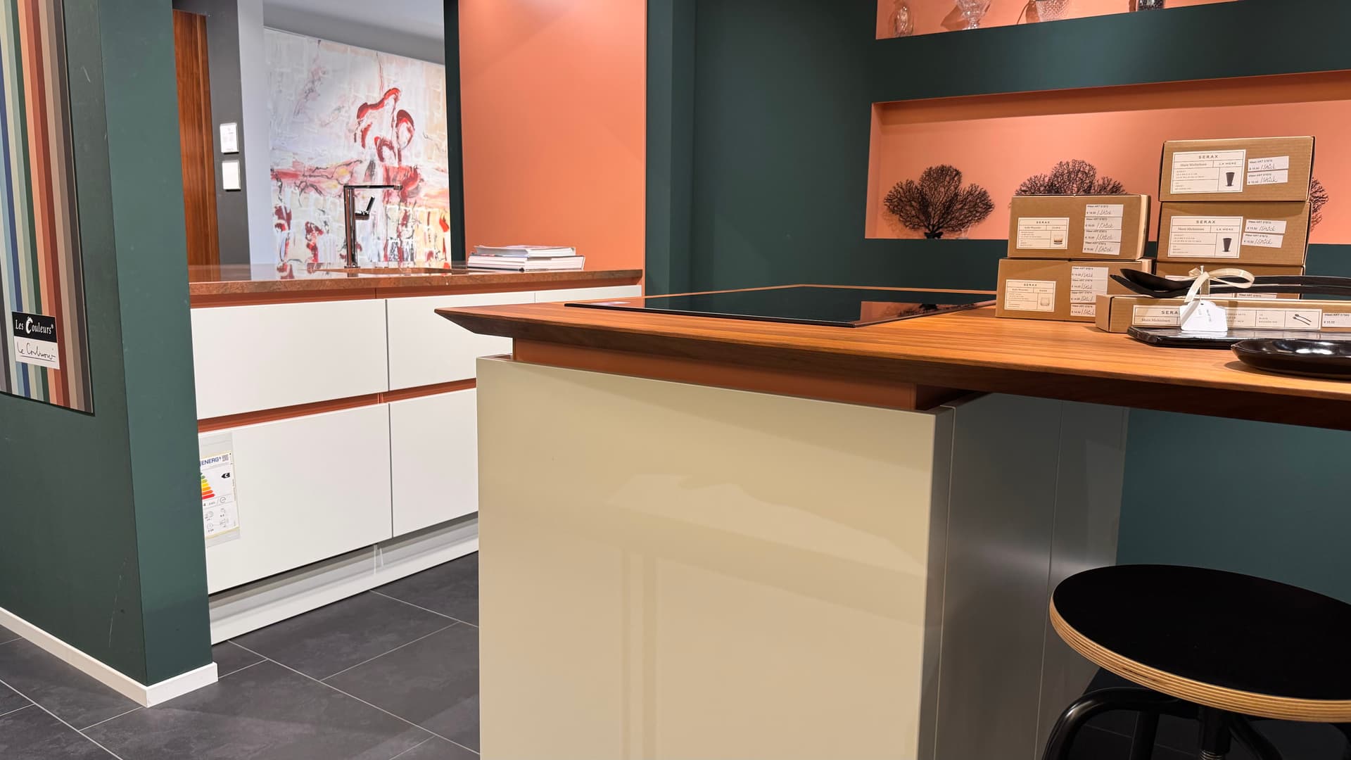 LEICHT Classic-FS mit Le Corbusier Farbe und maßgefertigter Massivholz-Insel (Ohne Geräte) — Ansicht 2