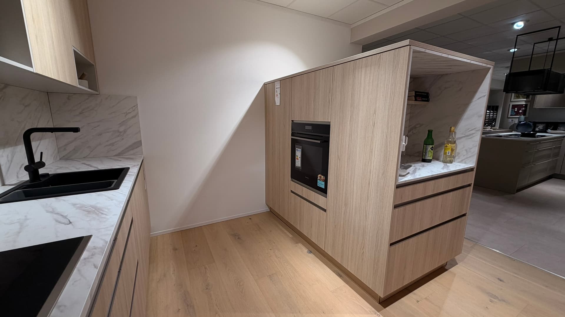 elementa AV 2040 in Feineiche-hell mit Arbeitsplatte in Carrara weiß — Ansicht 5