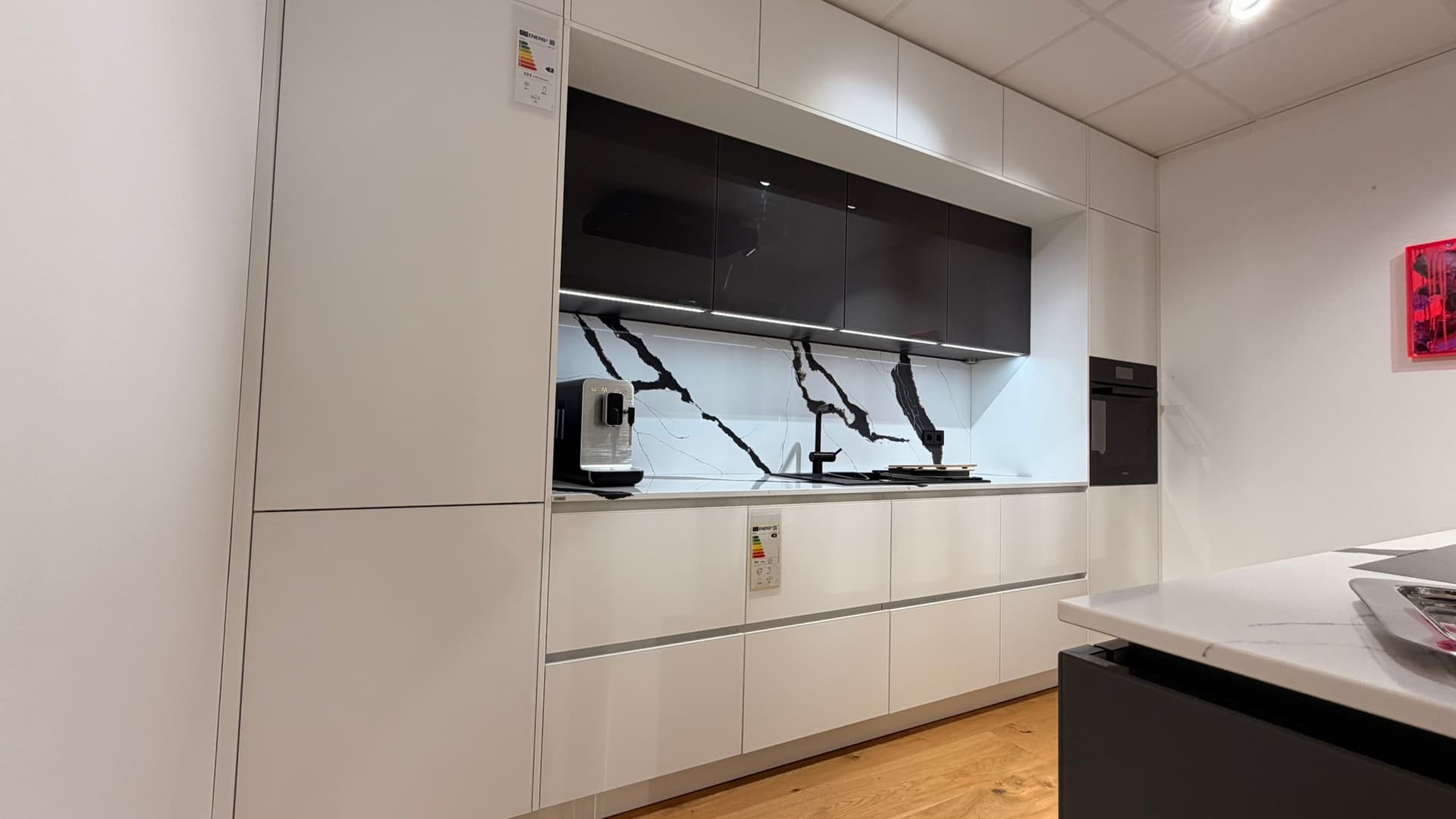 elementa Murano mit Glasfronten und Quarzsteinarbeitsplatte inkl. Geräten — Ansicht 4