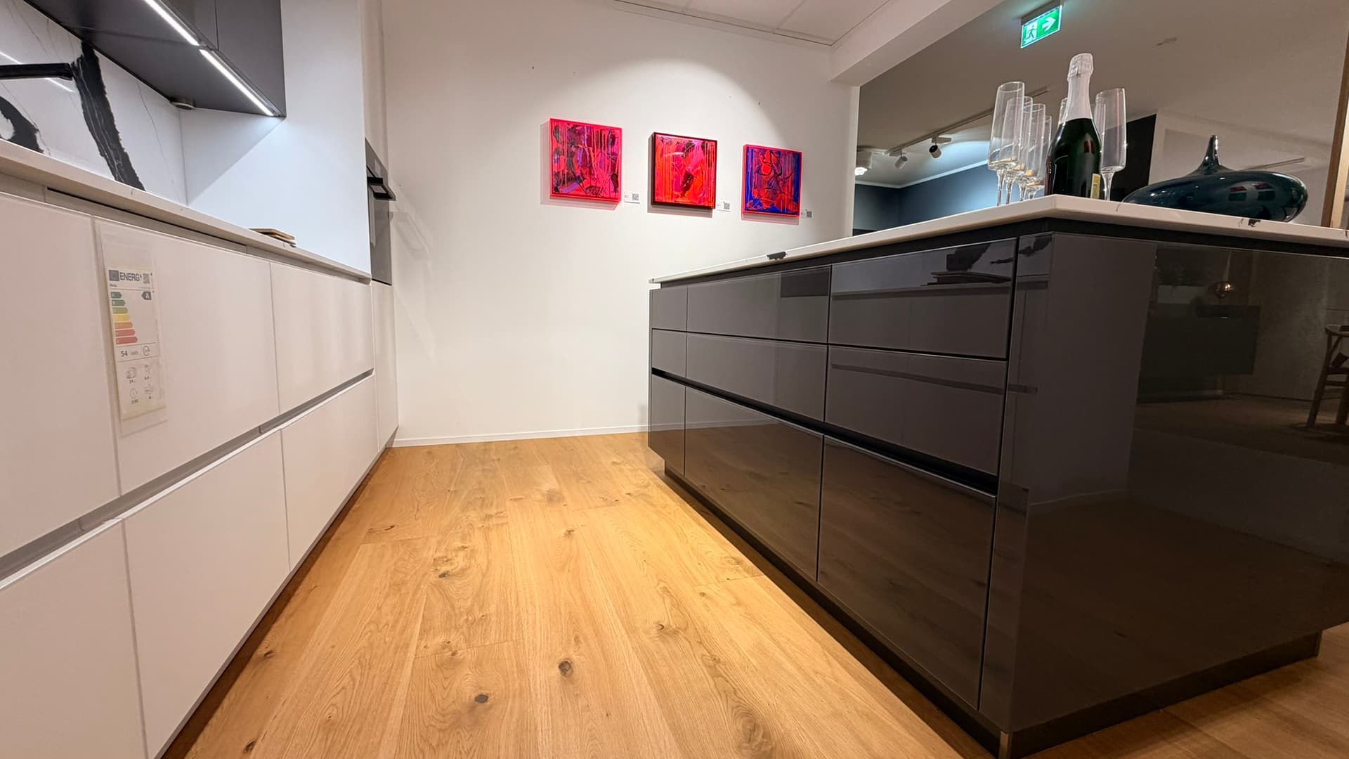 elementa Murano mit Glasfronten und Quarzsteinarbeitsplatte inkl. Geräten — Ansicht 3