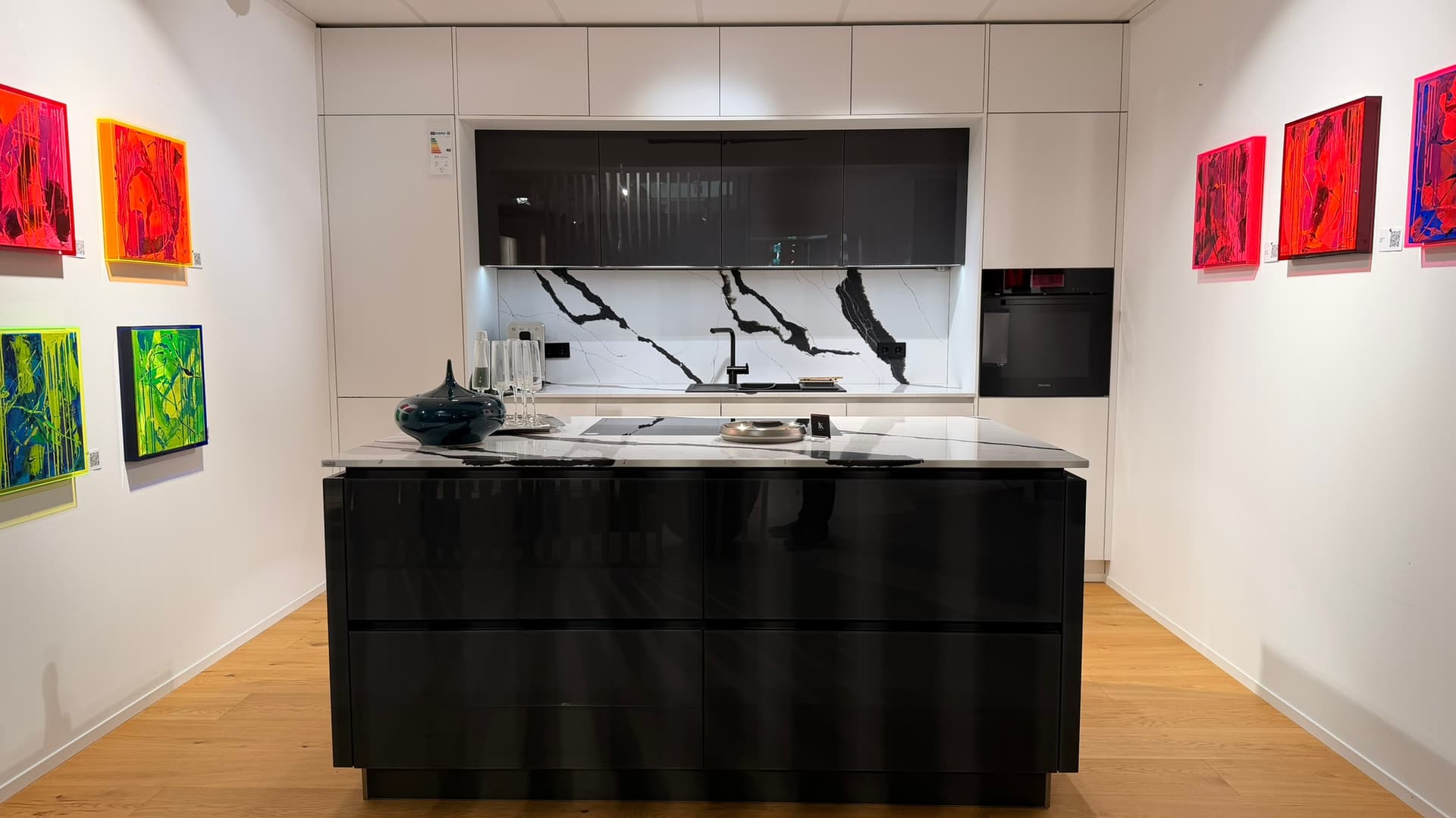 elementa Murano mit Glasfronten und Quarzsteinarbeitsplatte inkl. Geräten — Ausstellungsküche bei Frey in Kandel