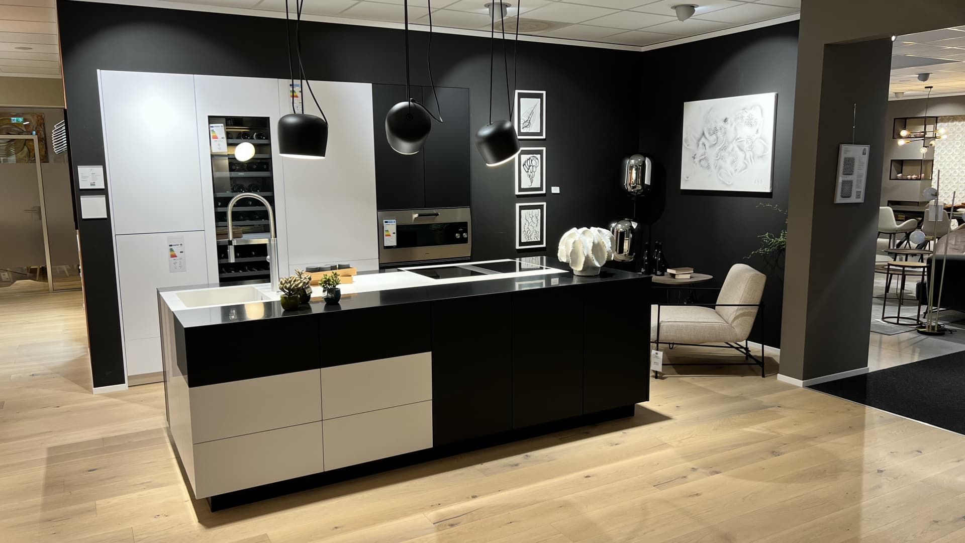 LEICHT Bondi in arktis und schieferschwarz Designerküche, starke Kontraste (Ohne Geräte) — Ausstellungsküche bei Frey in Kandel