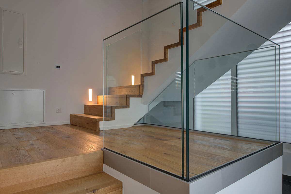 Holztreppe mit Glas-Seitenwänden
